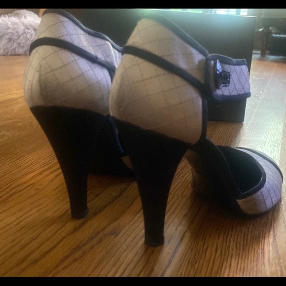 Chanel Shoes, size 40, grey/silver with black piping. - Picture 4 of 5
